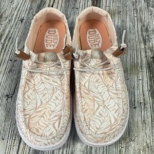 NWOT Hey Dudes size w8 coral & white